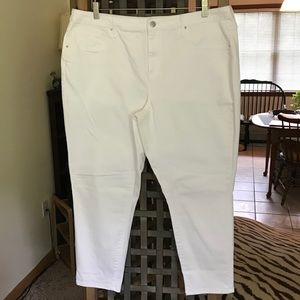 Curvy vacation white cropped denim jeggings